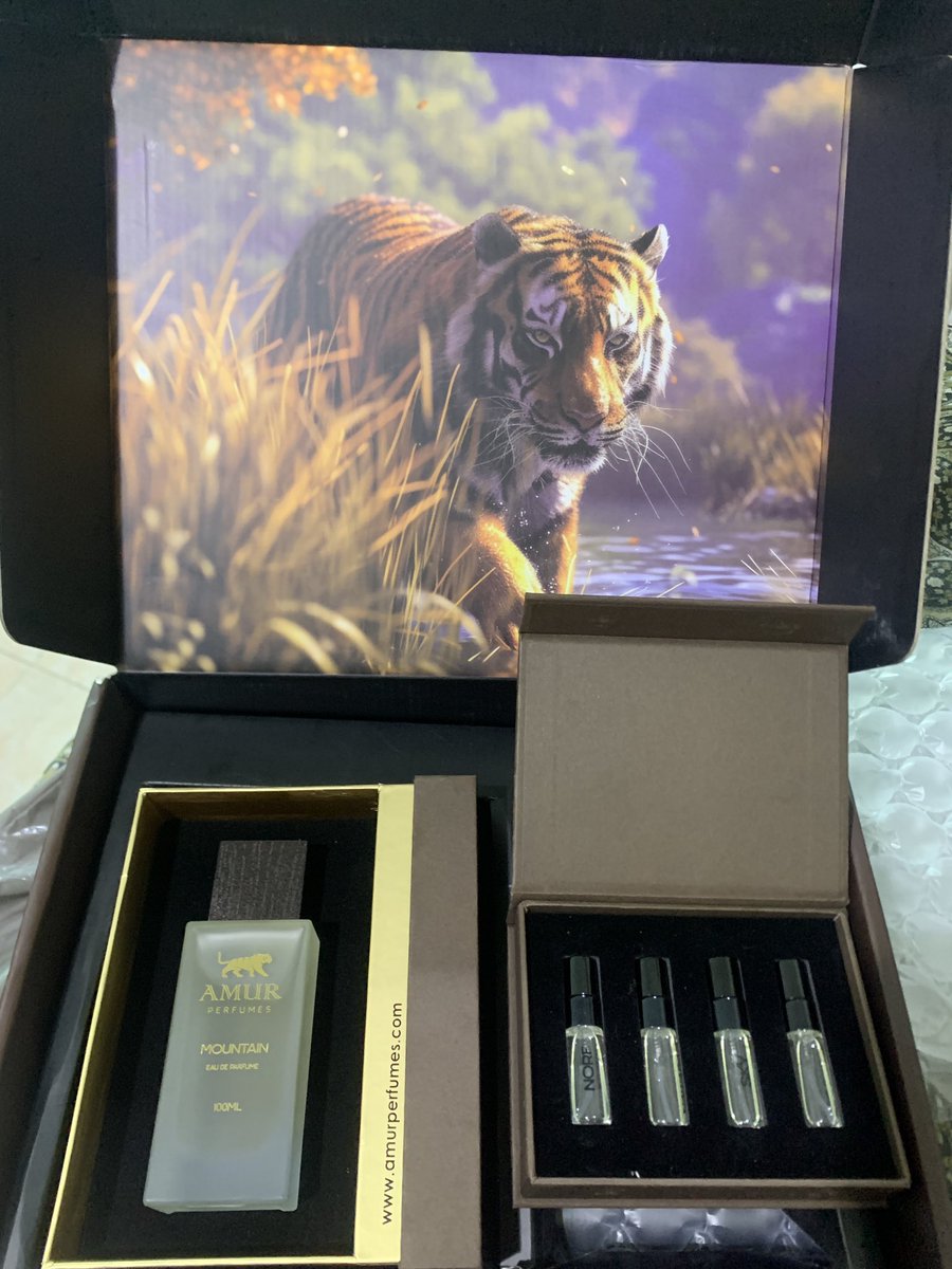 وصلني العطر الهديه اليوم مع العينات   😍

وجرّبتهم كلهم ماشاء الله  صراحة شي فاخر 👌عطر سكاي 
ثباته قوي، فوحانه راقي، وريحتـه تترك انطباع من أول لحظة.
عطر يلفت بدون ما يكون مزعج… اختيار ذكي للي يحب التميّز 🔥✨

كمان نورف شي فاخر😍

كل الشكر 🙏❤️لك<a href="/4amurperfumes/">بدر - آمور</a> ول آمور