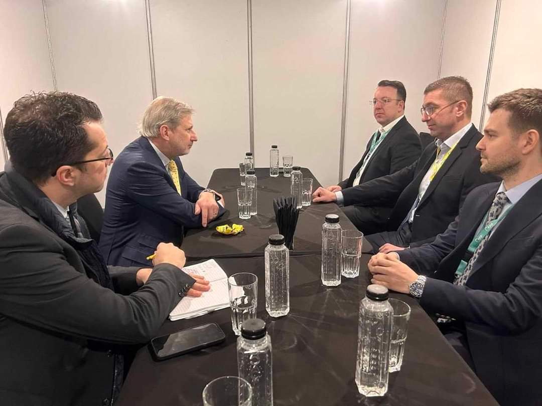 stopanot's tweet photo. По Могерини и од вчера и Јоханес Хан под криминална истрага. https://t.co/5sv5cMna15