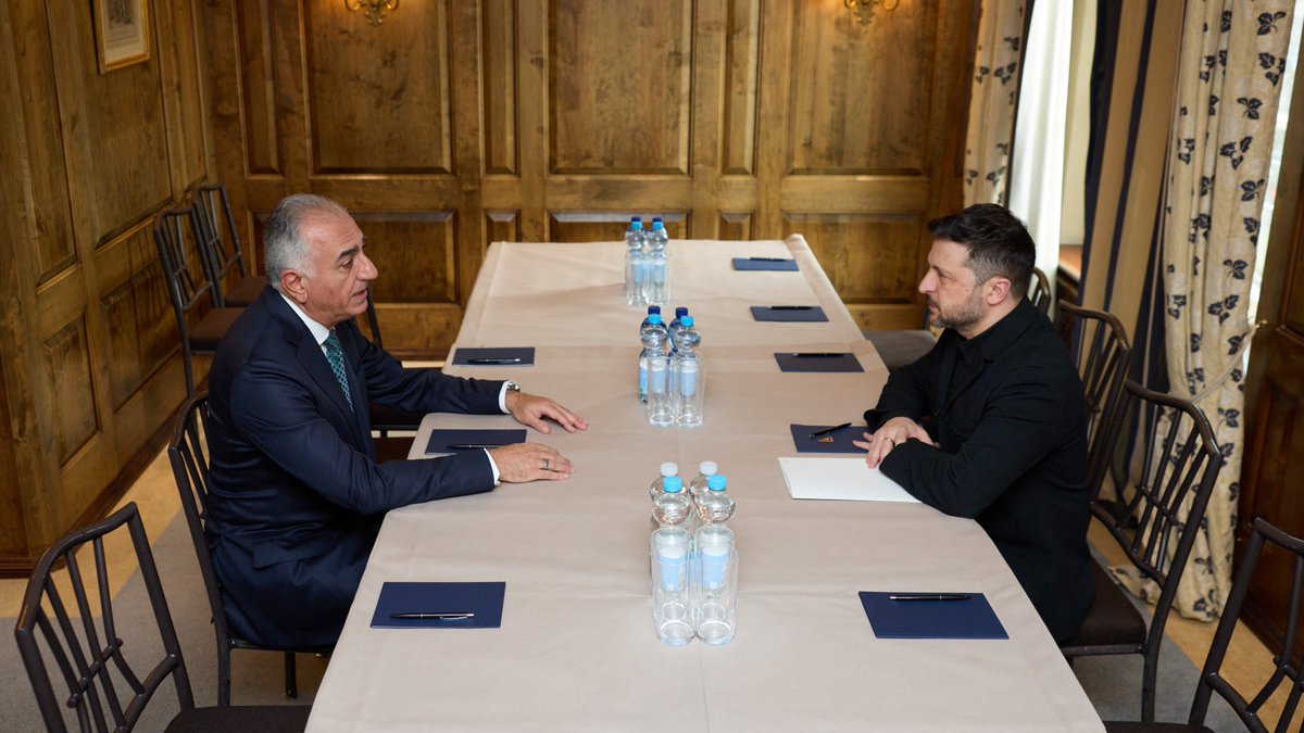 من با <a href="/PahlaviReza/">Reza Pahlavi</a>، ولیعهد ایران در تبعید، در مونیخ ملاقات کردم.
اوکراین از مردم ایران در مبارزه‌شان برای آینده خود حمایت می‌کند و ما با همه قربانیان رژیم ایران همدردی می‌کنیم.
در طول گفتگو، به وضعیت ایران و حوزه‌هایی که مردم ایران به حمایت نیاز دارند، توجه شد. ما درباره اهمیت