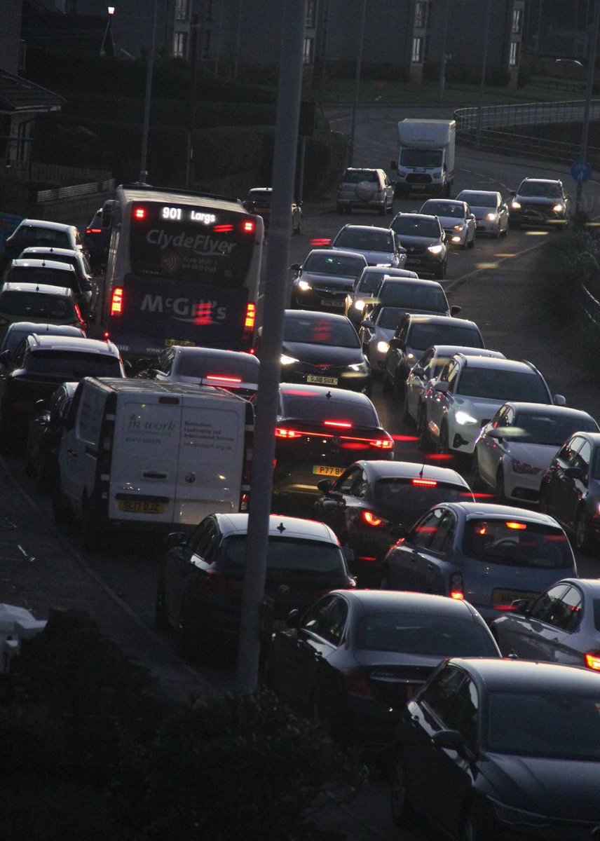 ronniecowan's tweet image. Well done to Scottish Gas who managed to complete the work on Cloch Road this morning. 👏👏👏

If they hadn’t then goodness know how much worse this jam would have been. 

However I am afraid we are back to a log jam when the ferry empties.

@Western_Ferries @inverclyde council.