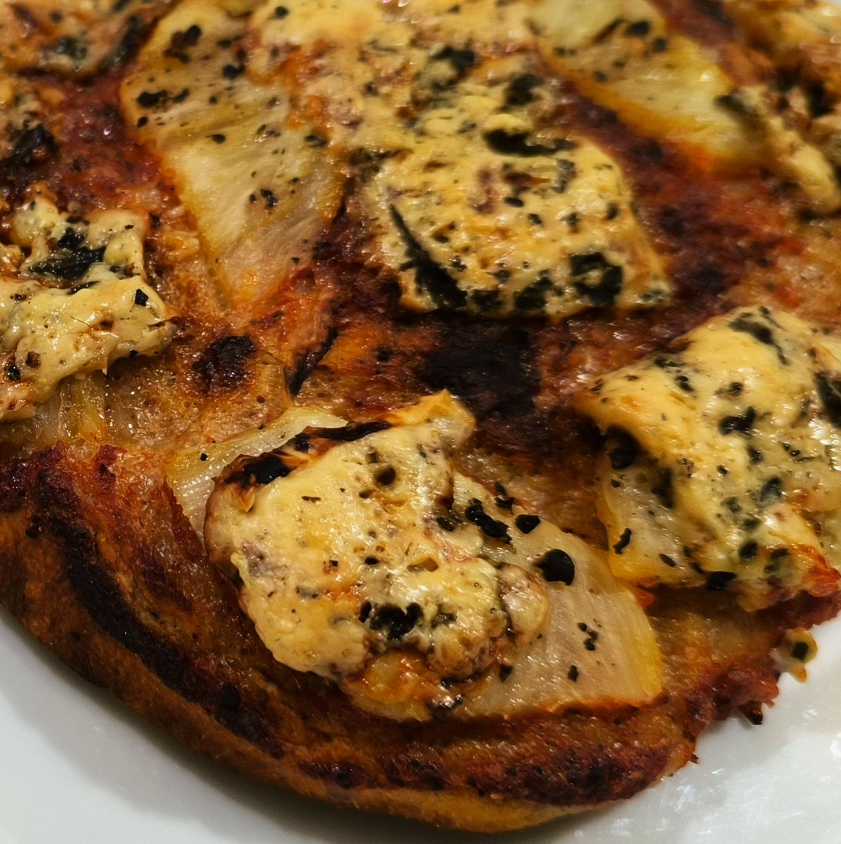 MikeKocht's tweet image. #Ananas und #Gorgonzola als "besondere" Geschmackskombination kennt ihr ja von mir.
Auch auf der #Pizza, die heute eben in kleinen Stücken ausfällt.
Habe ich als #Pizzette kennen gelernt, sogar als Snack oder Fingerfood.

mikekocht.at/2026/02/13/fla…