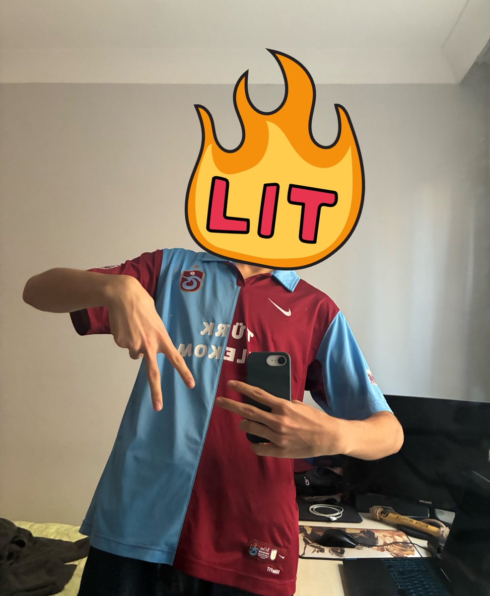 Zaferlerle doluyuz zirvelerle kavgamız
Trabzonsporluyuz onurludur kavgamız
Cefakardır taraftar gitmez bir yere gitmez
Bu aşk sonsuza kadar bu efsane hiç bitmez