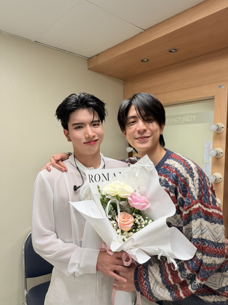 เชื่อแล้ว ว่าพี่ทะเลภูมิใจในตัวน้องคีนไม่หยุด!!

💙 หุบยิ้มไม่ได้เลยล่ะ
🧡 แววตามันฟ้องหมดแล้วว่าเขิน!!

"Give to you 💐" 
พี่ให้เลยคำพูดแทนใจทั้งหมด✨️✨️

CLOVER RISE THE STAGE

#RISERCONCERTD1

♡ #sea_ta_lay #keenkeno  
#seakeen #ซีคีน