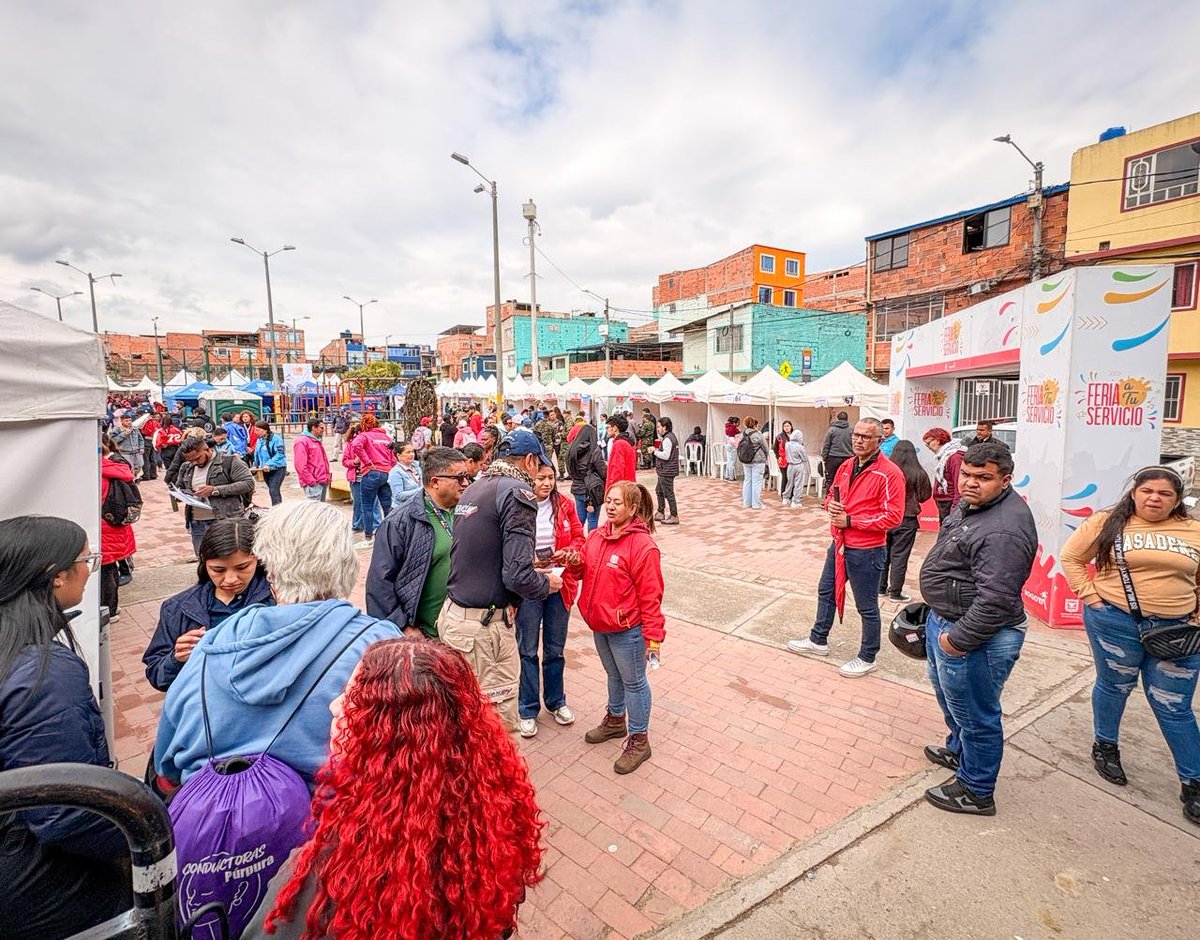 ConsejeriaTIC's tweet photo. Hoy la @ConsejeriaTIC está presente en la Feria #ATuServicio de la @SecGeneralBog en @ALCBolivar, compartiendo con la comunidad:
🤖 Los nuevos servicios de #Chatico para consultar Ecopuntos y Ecorutas para el aseo de la ciudad♻️
🖥️ El portal #BogotáCapitalDigital, que traerá una oferta recargada de cursos digitales gratuitos y certificados para todos los niveles 🎓
⏰ Estaremos hasta las 4:00 p.m. en el Parque Santo Domingo. ¡Ven y descubre cómo conectamos con las oportunidades!🤩