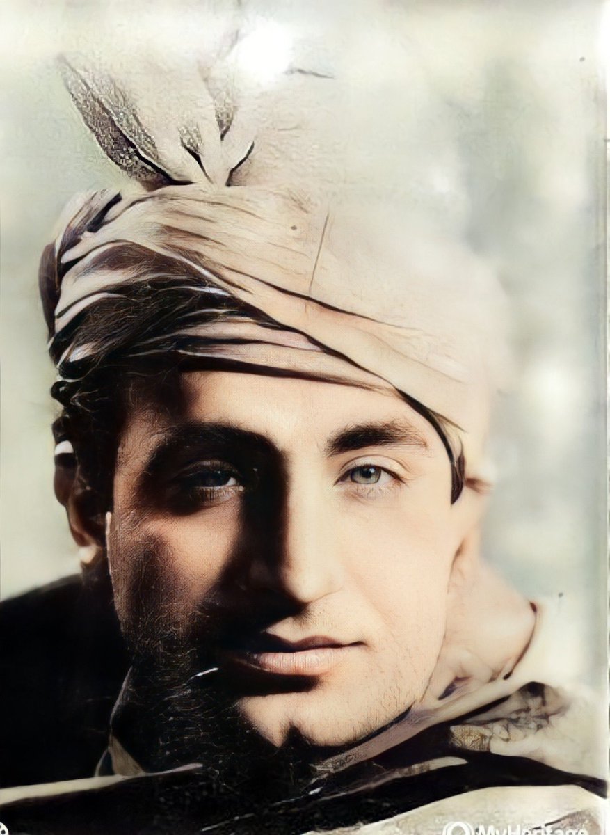 د تقدیر کړۍ که سسته بیا زما ګډا ته ګوره
ستا د عرش په مُنارو کې لیونئ خندا ته ګوره
غني خان
