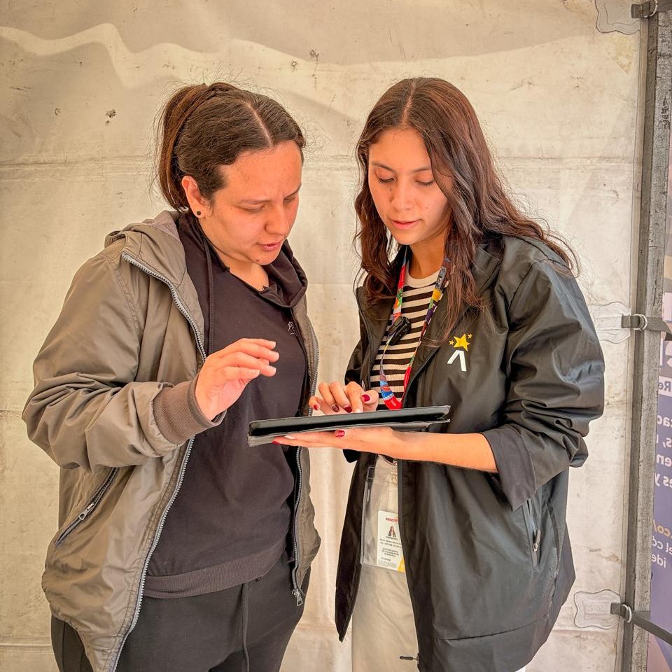 ConsejeriaTIC's tweet photo. Hoy la @ConsejeriaTIC está presente en la Feria #ATuServicio de la @SecGeneralBog en @ALCBolivar, compartiendo con la comunidad:
🤖 Los nuevos servicios de #Chatico para consultar Ecopuntos y Ecorutas para el aseo de la ciudad♻️
🖥️ El portal #BogotáCapitalDigital, que traerá una oferta recargada de cursos digitales gratuitos y certificados para todos los niveles 🎓
⏰ Estaremos hasta las 4:00 p.m. en el Parque Santo Domingo. ¡Ven y descubre cómo conectamos con las oportunidades!🤩