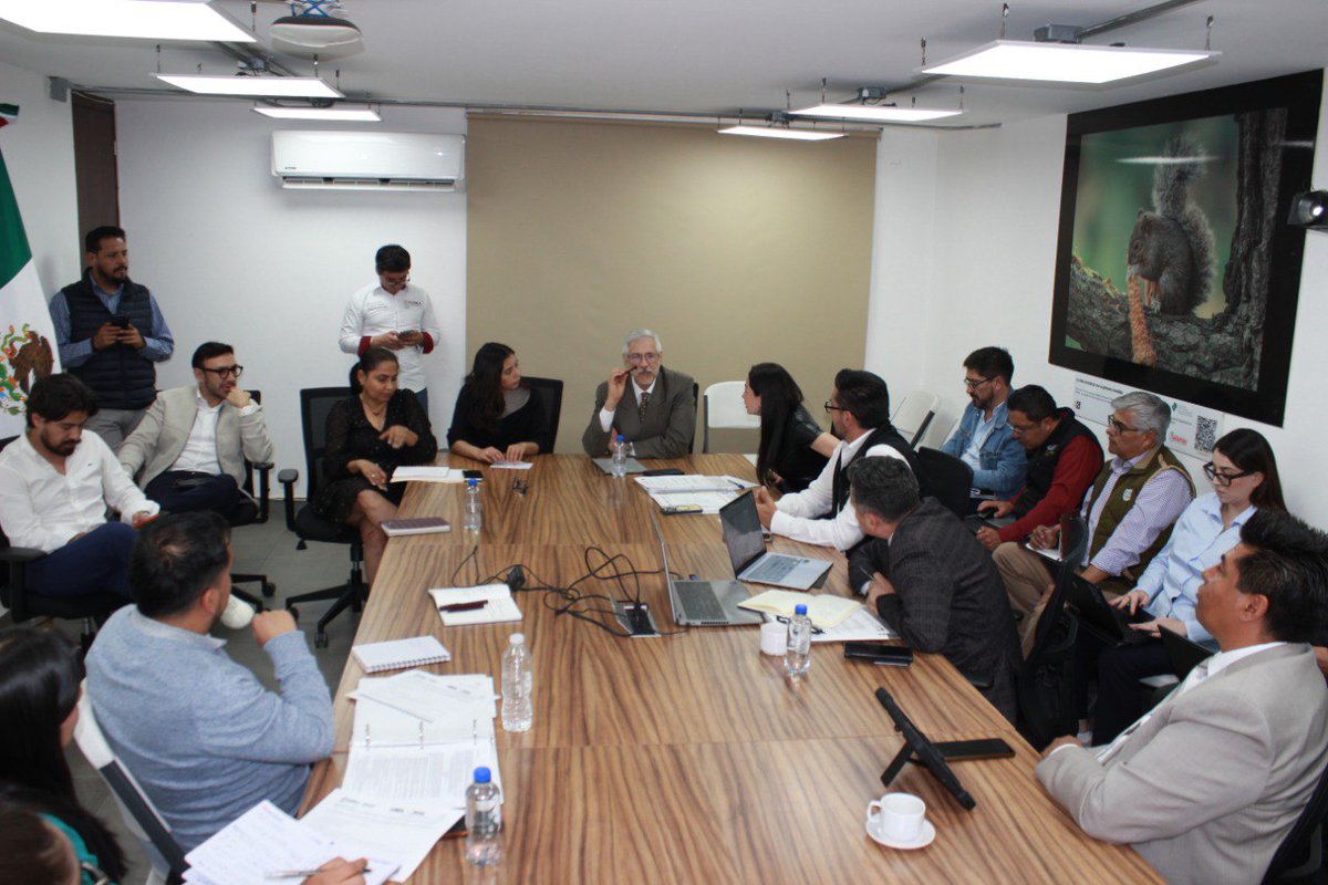 AmbienteGobPue's tweet photo. 🌎♻️¡Puebla avanza hacía la transformación sustentable!

🤝🌿Nuestra secretaria @mayraorellanac sostuvo reunión de trabajo con José Luis Samaniego, subsecretario de Desarrollo Sostenible y Economía Circular de @SEMARNAT_mx con la finalidad de dar seguimiento a los acciones para el proyecto del Parque de Economía Circular y del Polo de Desarrollo Sostenible que impulsa la presidenta @Claudiashein.

El @Gob_Puebla fortalece el trabajo interinstitucional con @SedetraGobPue, @CapitalTSGobPue, @SPFAGobPue e @InfraGobPue.