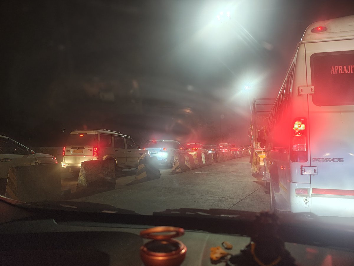 Prabhat_18's tweet photo. @nitin_gadkari @NHAI_Official Sir It's Banskopa Toll Plaza In Durgapur WB . Everyday waiting time minimum 35 to 40 min. No any security.Staff Behaviour Very Rude . It's Any Circular For VIP Lane ?? https://t.co/JJy2sUucaJ