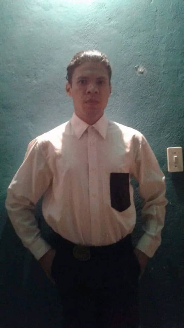 ernestojmro's tweet photo. 🚨 DENUNCIA
Kevin Enrique Doria, dirigente de la "MUD" en la parroquia Sucre, Caracas, agrede física y verbalmente a una señora de la tercera edad.

Esto sucedió en la parte baja de "Las Lomas", barrio Nuevo Horizonte, Catia. https://t.co/clv3AvlEgJ