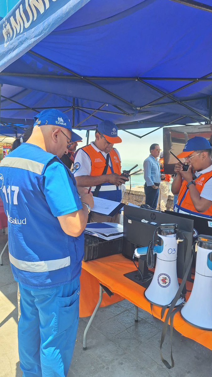 EsSaludPeru's tweet photo. #STAE presente en el Simulacro Regional ante Tsunami 2026 en Playa Agua Dulce, Chorrillos. 🌊
#EsSalud, a través del Servicio de Transporte Asistido de Emergencia, reafirma su rol como entidad de primera respuesta, articulando acciones con la @MuniLima para proteger la vida y la salud de la población.
La prevención salva vidas. 🚑