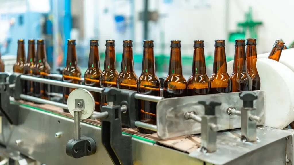 FoodInstitute's tweet image. Heineken’s 7% workforce cut is the latest signal that brewers are trading headcount and SKUs for automation, NA/wellness innovation, and higher-margin portfolios.

Learn more: foodinstitute.com/focus/heineken…

#heineken #beverageindustry #beveragenews #automation #brewery