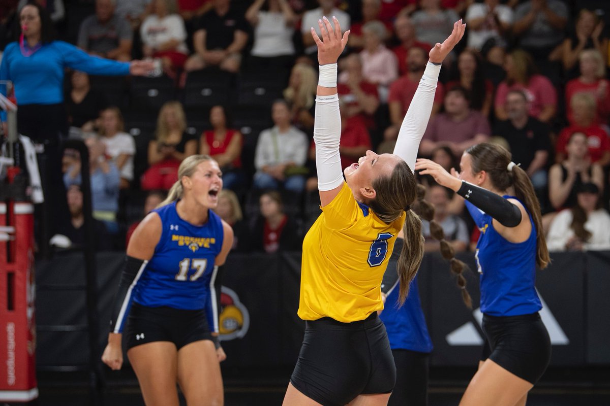 MSUEaglesVB's tweet photo. Throwback to opening weekend at Louisville from the fall! 👏👏 https://t.co/EdZYjhkFaO
