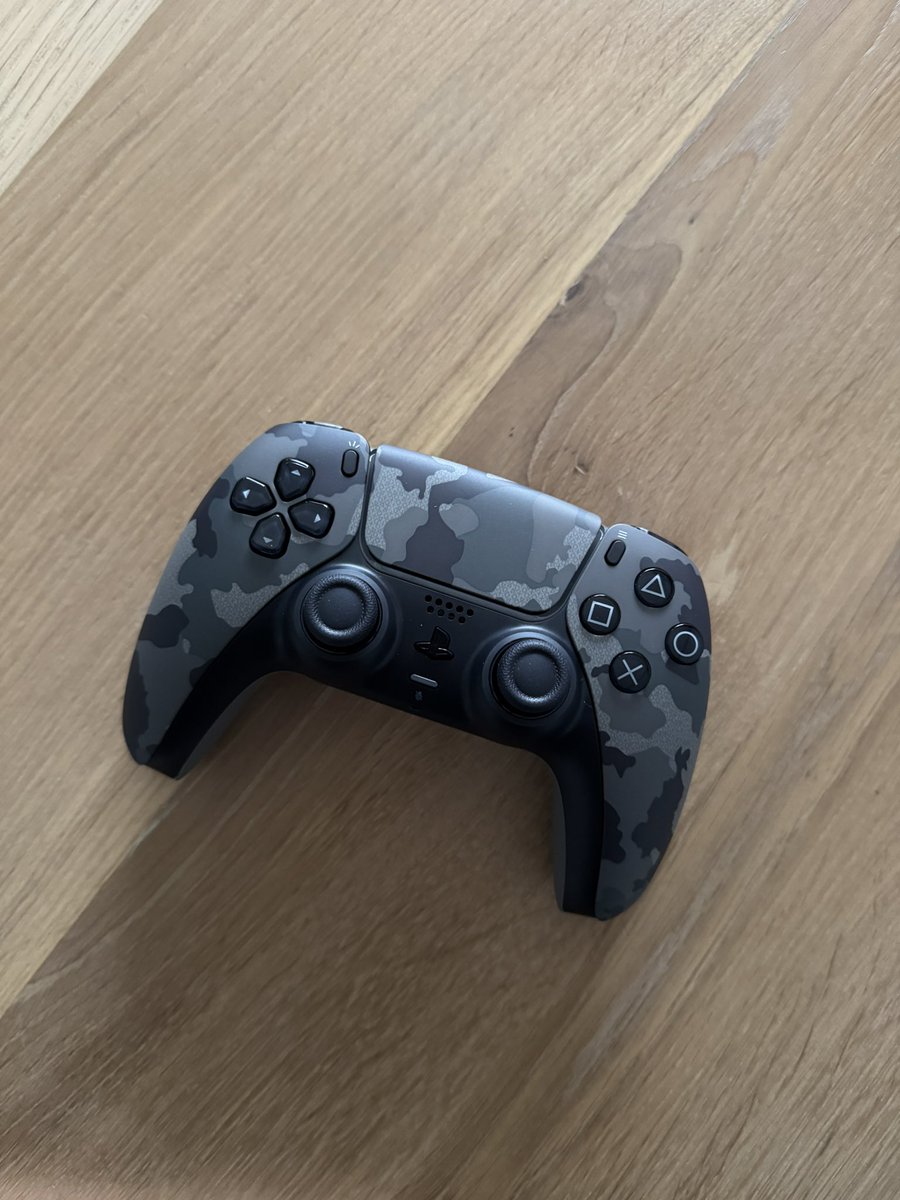 Wjechał dzisiaj nowy padzik od razu zmodyfikowany z analogami TMR, bo w poprzednich padach stick drift już zaczął przeszkadzać. Przy prostych grach luz, ale w <a href="/RocketLeague/">Rocket League</a> już było ciezko. 
Różnica jest spora, chyba ogarnę wymianę w pozostałych.