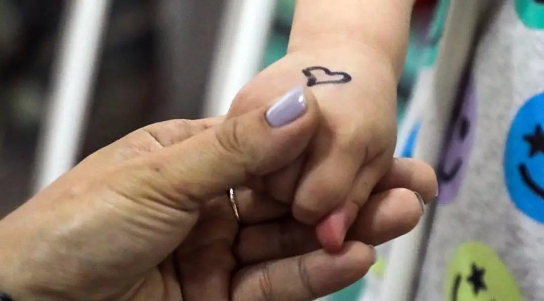 ⚕️El acceso a la salud no puede ser bloqueado...
❤️Es un acto de heroísmo diario mantener la calidad de la atención médica en condiciones adversas. Detrás de cada protocolo modificado hay un paciente y una familia. 

Más  👉 acn.cu/salud/exponen-…

#TumbaElBloqueo #CubaPorLaVida