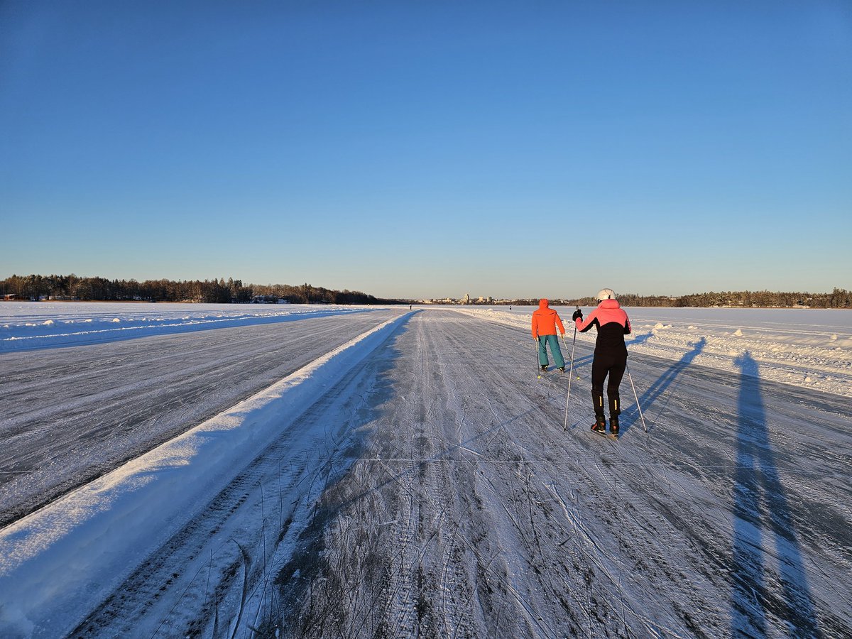 Czechnology's tweet photo. Když je v Helsinkách celý den −15 °C, můžete se jít akorát tak klouzat ⛸️
Jak vidíte, je tu nával, doslova hlava na hlavě. Tedy na finské poměry.
🇫🇮 #Suomi #Funland https://t.co/1TruDgfm1C