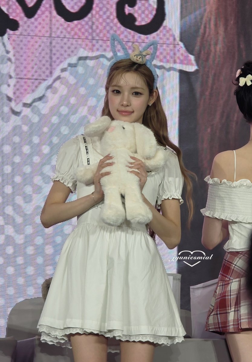 jyuniesmial's tweet photo. ❤︎ ยูฮา ! สวยมาก เหมือนเจ้าหญิง 🎀🫰🏻คุยน่ารักสุดๆ นี่บอกว่าเราเป็นเมนยูฮาน้า ชอบยูฮามาก แล้วยูฮาก็บอกว่าขอบคุณนะคะ น่ารักมาก แล้วเราก็บอกยูฮาว่า เขียนฝากจดหมายไว้ด้วยค่ะ ยูฮาบอว่าจะอ่านแน่นอนค่ะ ! 😭🩵

#유하 #YUHA 
#Hearts2Hearts_FOCUS_inBKK
#Hearts2Hearts #하츠투하츠 https://t.co/KhyQy9YOQ0