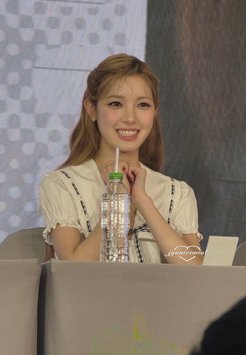 jyuniesmial's tweet photo. ❤︎ ยูฮา ! สวยมาก เหมือนเจ้าหญิง 🎀🫰🏻คุยน่ารักสุดๆ นี่บอกว่าเราเป็นเมนยูฮาน้า ชอบยูฮามาก แล้วยูฮาก็บอกว่าขอบคุณนะคะ น่ารักมาก แล้วเราก็บอกยูฮาว่า เขียนฝากจดหมายไว้ด้วยค่ะ ยูฮาบอว่าจะอ่านแน่นอนค่ะ ! 😭🩵

#유하 #YUHA 
#Hearts2Hearts_FOCUS_inBKK
#Hearts2Hearts #하츠투하츠 https://t.co/KhyQy9YOQ0