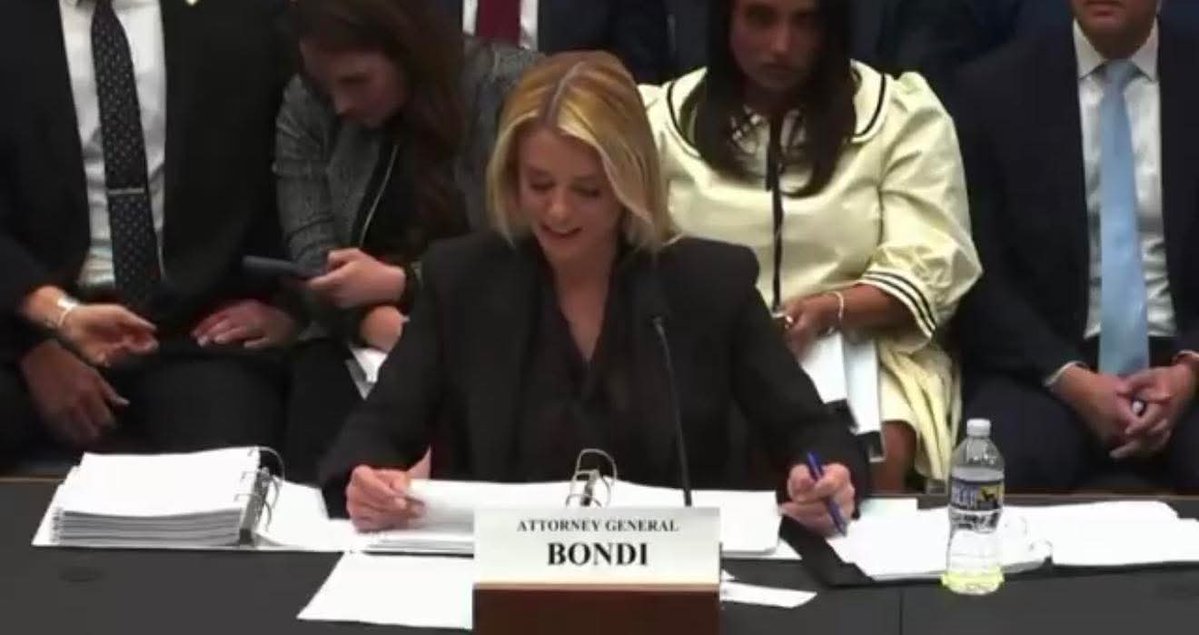 🔺PAM BONDI JUST PLAYED THE GREATEST TRAP IN POLITICAL HISTORY.

And Congress walked right into it.

Yesterday, Attorney General Pam Bondi sat before the House Judiciary Committee. Standard oversight hearing. Routine questions.

Then she pulled out a document.

Labeled: "Jayapal