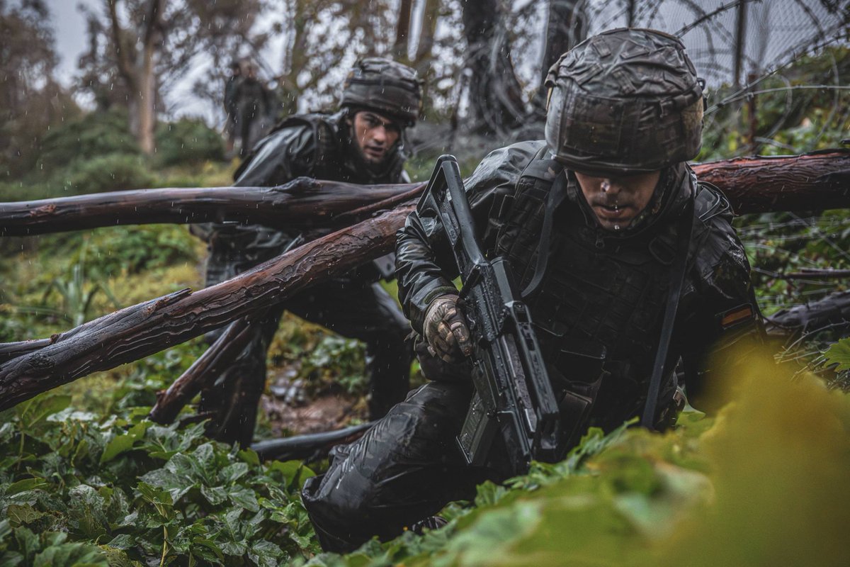 EjercitoTierra's tweet image. ¡En cualquier condición! 🛡️ Los legionarios del Tercio «Duque de Alba» 2º. de #LaLegión se instruyen en las instalaciones de instrucción y adiestramiento de la Comandancia General de #Ceuta @COMGECEU_ET. 
🫵 Nuestros militares se adiestran para mantener la calma, la precisión y