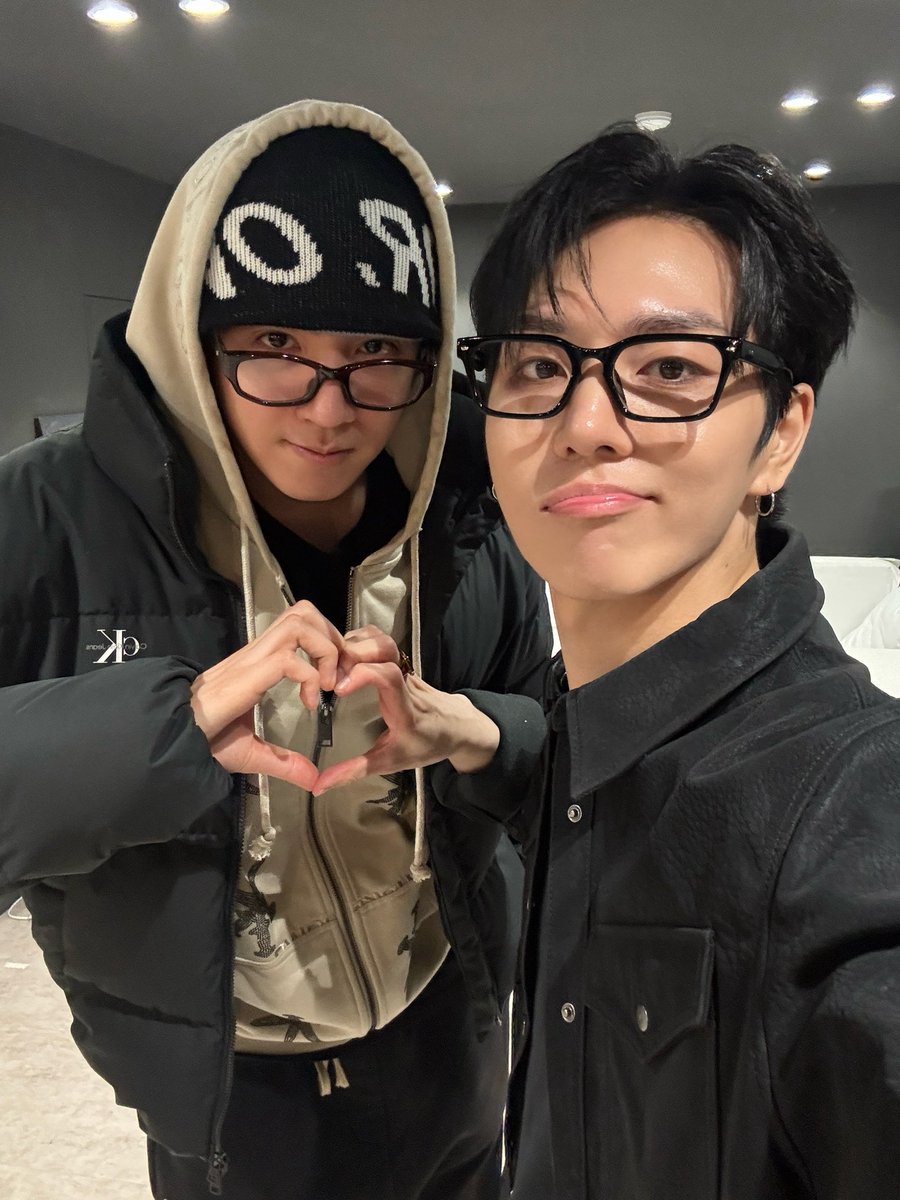 nakedxproud's tweet photo. [#KINO] 모든 멤버랑 찍고 싶었는데 신원이형이랑 찍은 사진은 잘못 찍혔고 진호형은 오자마자 바로 연습 들어가는 바람에 fail…….🥲🤍 https://t.co/iuF1lbsDSR