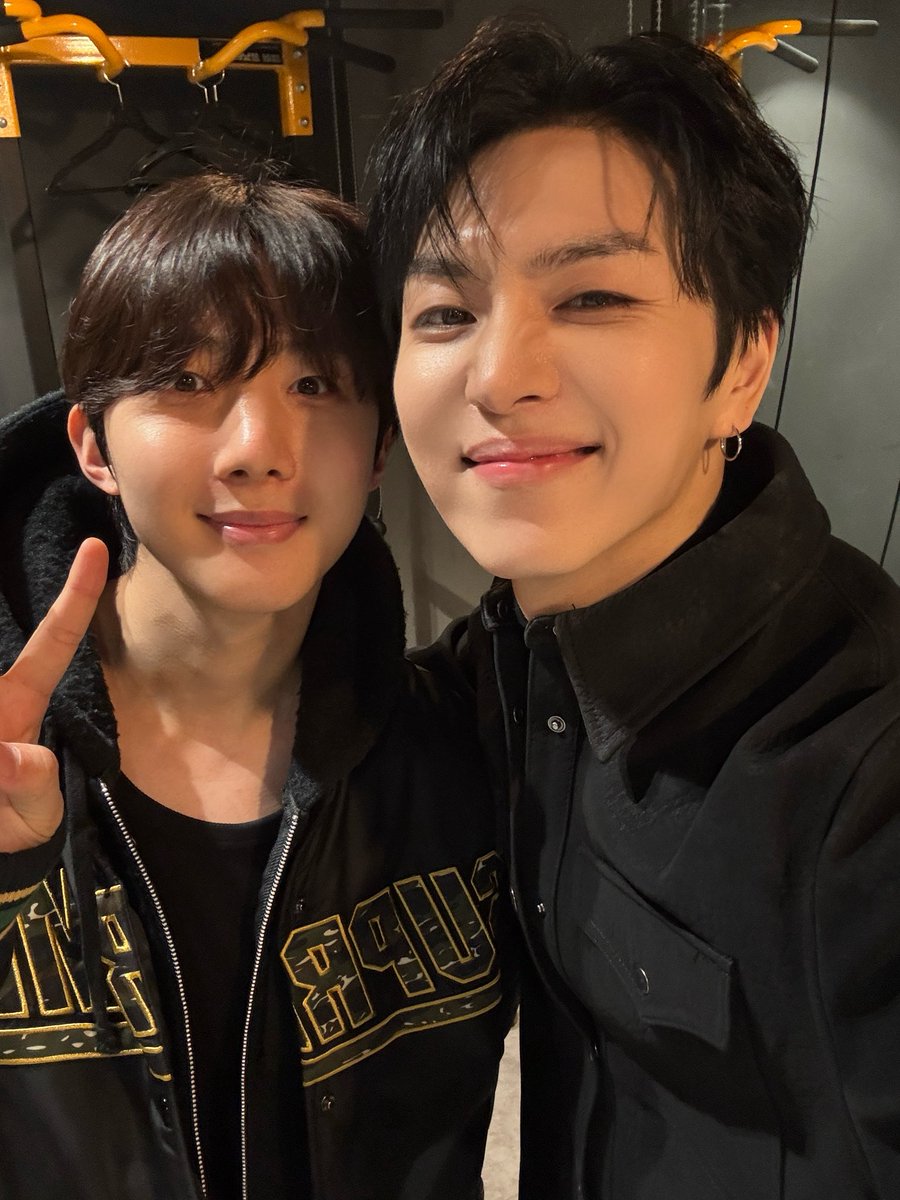nakedxproud's tweet photo. [#KINO] 모든 멤버랑 찍고 싶었는데 신원이형이랑 찍은 사진은 잘못 찍혔고 진호형은 오자마자 바로 연습 들어가는 바람에 fail…….🥲🤍 https://t.co/iuF1lbsDSR