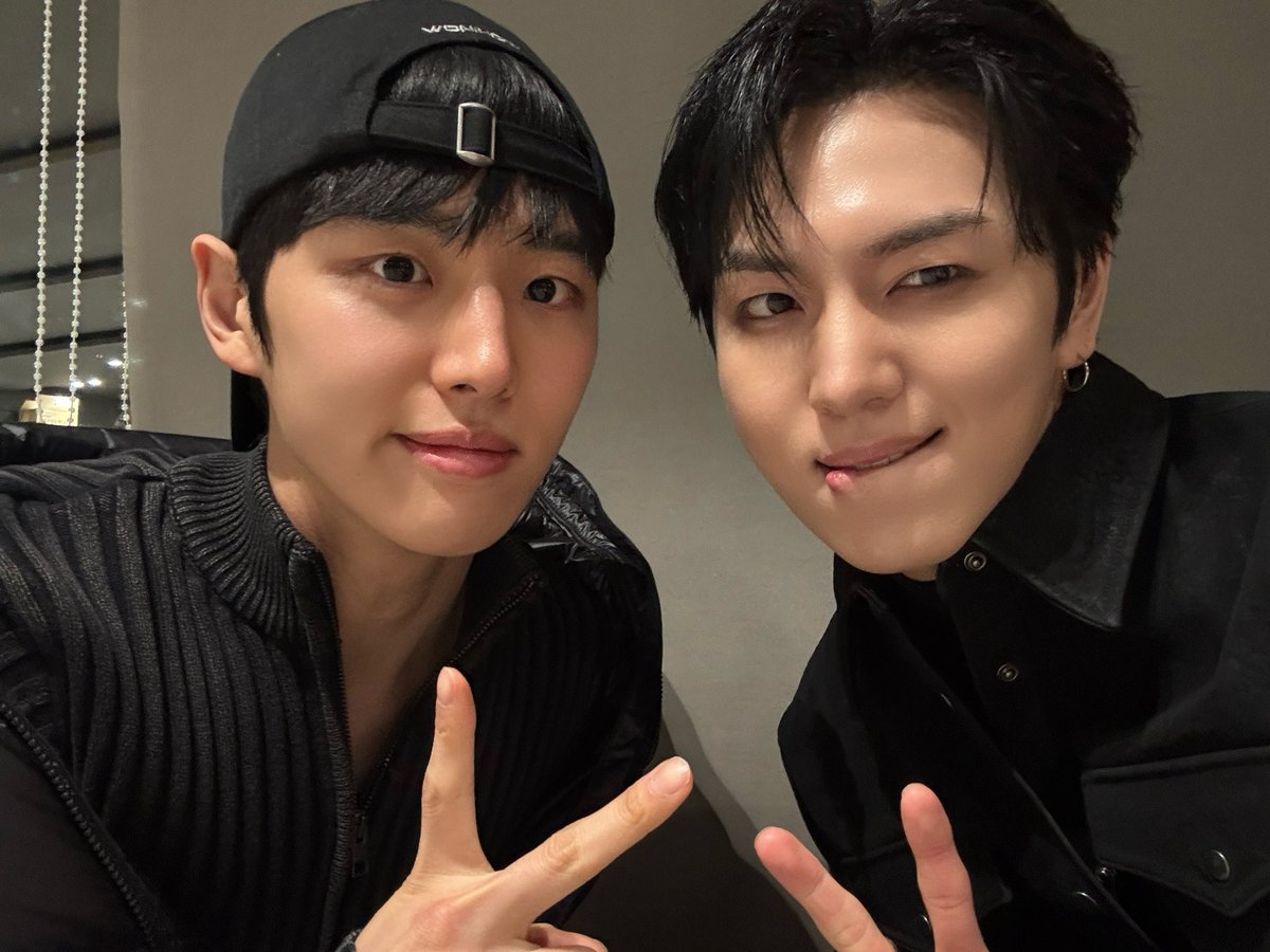 nakedxproud's tweet photo. [#KINO] 모든 멤버랑 찍고 싶었는데 신원이형이랑 찍은 사진은 잘못 찍혔고 진호형은 오자마자 바로 연습 들어가는 바람에 fail…….🥲🤍 https://t.co/iuF1lbsDSR