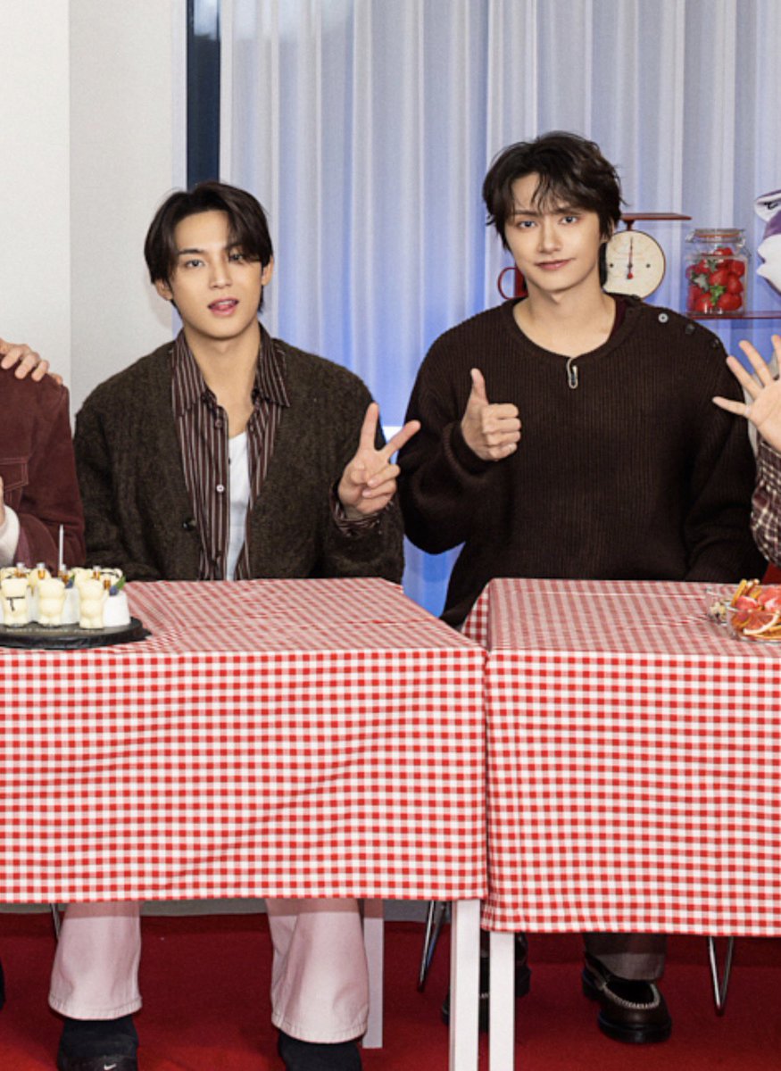 jun is HUGE he even making mingyu look small 😭😭😭