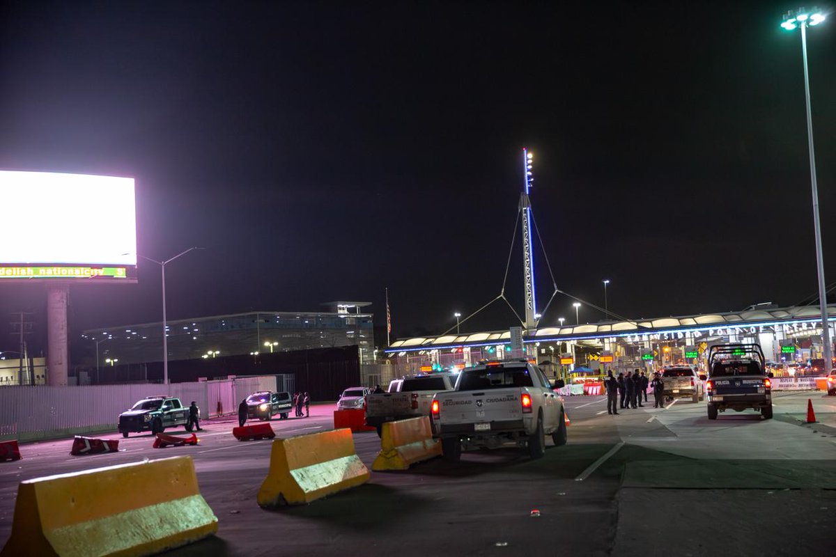 Una persecución policiaca culminó en la garita de SY, luego de que un sujeto, de origen estadounidense, intentó evadir a la autoridad transitando por la Zona Centro, la Zona Río y la colonia 20 de Noviembre. 

 📷 Arturo Rosales 

Más información ➡️ tinyurl.com/4azyxyv2