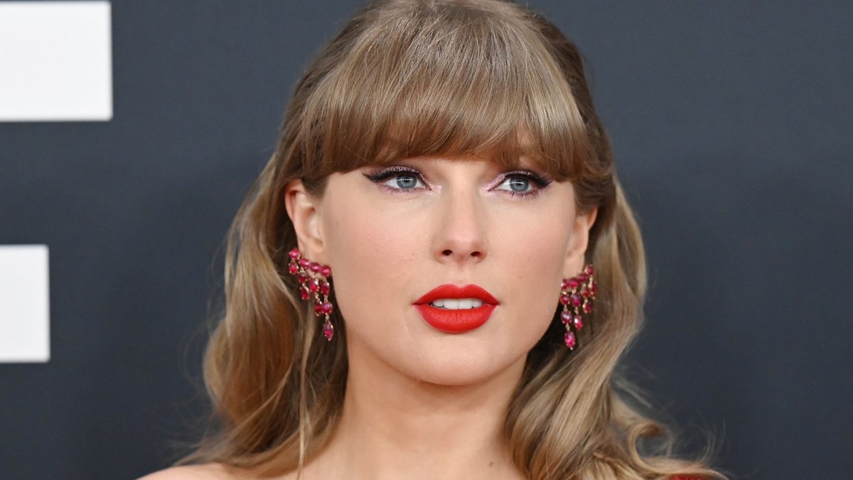 RollingStone's tweet image. Taylor Swift Disputes Bedding Company’s ‘Swift Home’ Trademark

The artist has asked the U.S. Patent and Trademark Office to reject Cathay Home's mark. 

Details: rollingstone.com/music/music-ne…