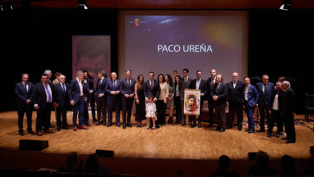 #Murcia homenajea 20 años de verdad de Paco Ureña.

Emotiva gala en el Auditorio Víctor Villegas, con más de 500 aficionados y profesionales, para celebrar las dos décadas de alternativa del torero murciano.

Una noche de reconocimiento institucional, compañeros de profesión y