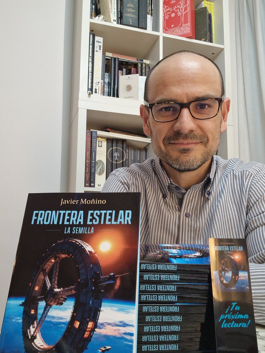 JaviMGomez's tweet photo. Bueno gente... no soy @JuanGomezJurado ni voy a firmar 3.000 ejemplares en la vida, pero me ha llegado una remesa nueva de Frontera Estelar: La Semilla para enviar ejemplares dedicados a quien esté interesado. 
https://t.co/XDtlMKXPbE https://t.co/JrhYhfUEWo