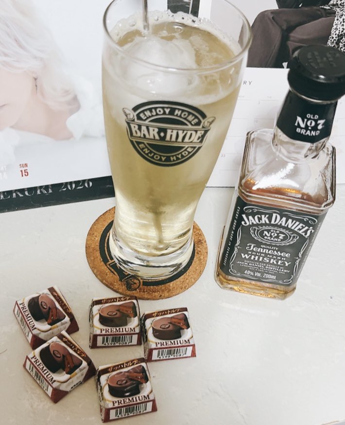 JBp61t's tweet photo. 13日の金曜日🦇のあとは、、
Happy Valentine💀💗
ジャックとザッハトルテ🥃🍫
相性抜群です💖
#ザッハトルテ
#チロルチョコ
#なんて素敵なオーストリアなんでしょう
#ジャックダニエル
#バレンタインデー https://t.co/AxNE55taht