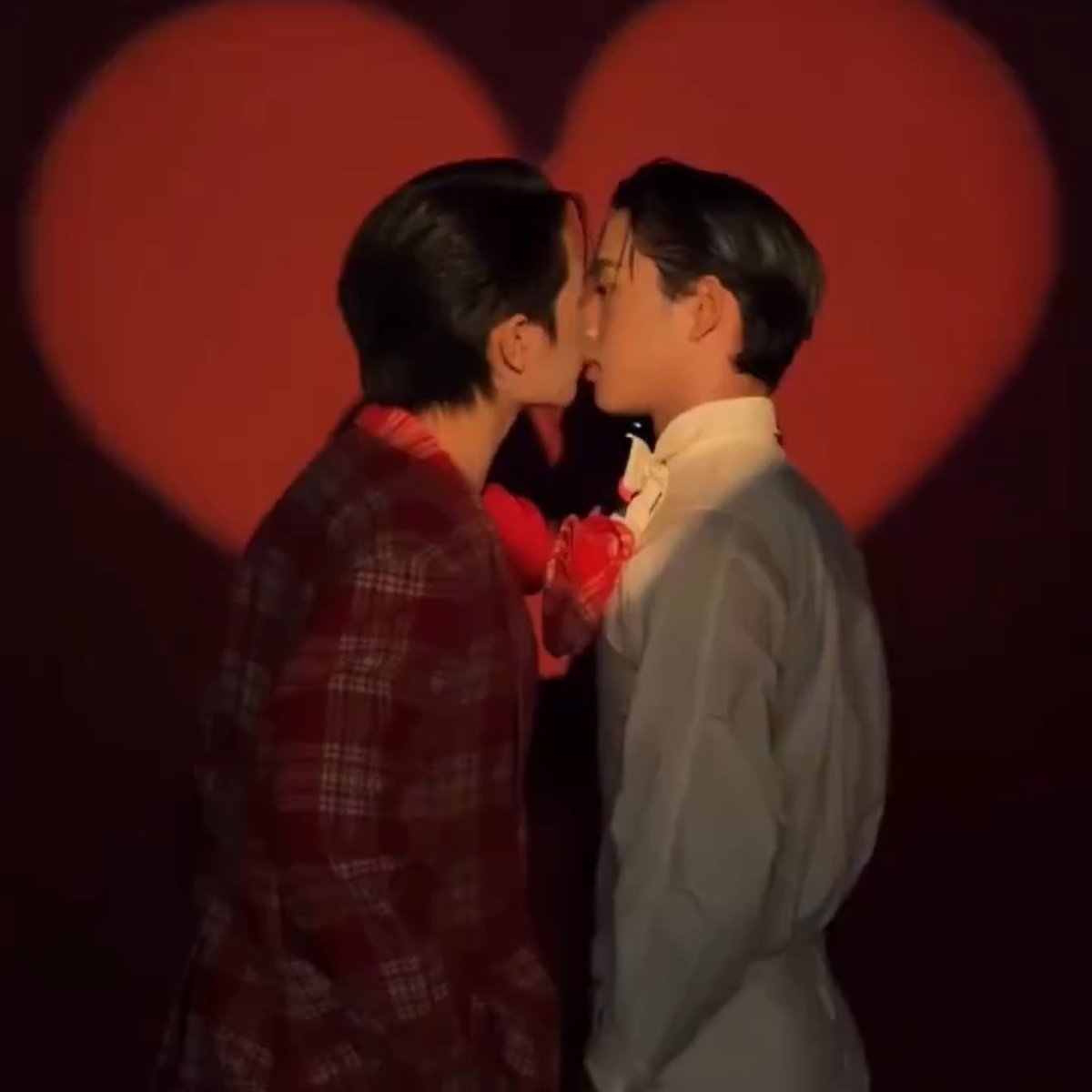 เคะกรุเกร็งหน้า เกร็งคอล็อคอยู่กับที่ไม่ไหวแล้ว 😃😃😃😃 พวกเมะลูกหมามันไว้ใจไม่ได้จริง ๆ เผลอแปปเดียวจะขโมยจุ๊บอยู่นั่น เติมทั้งวัน งง