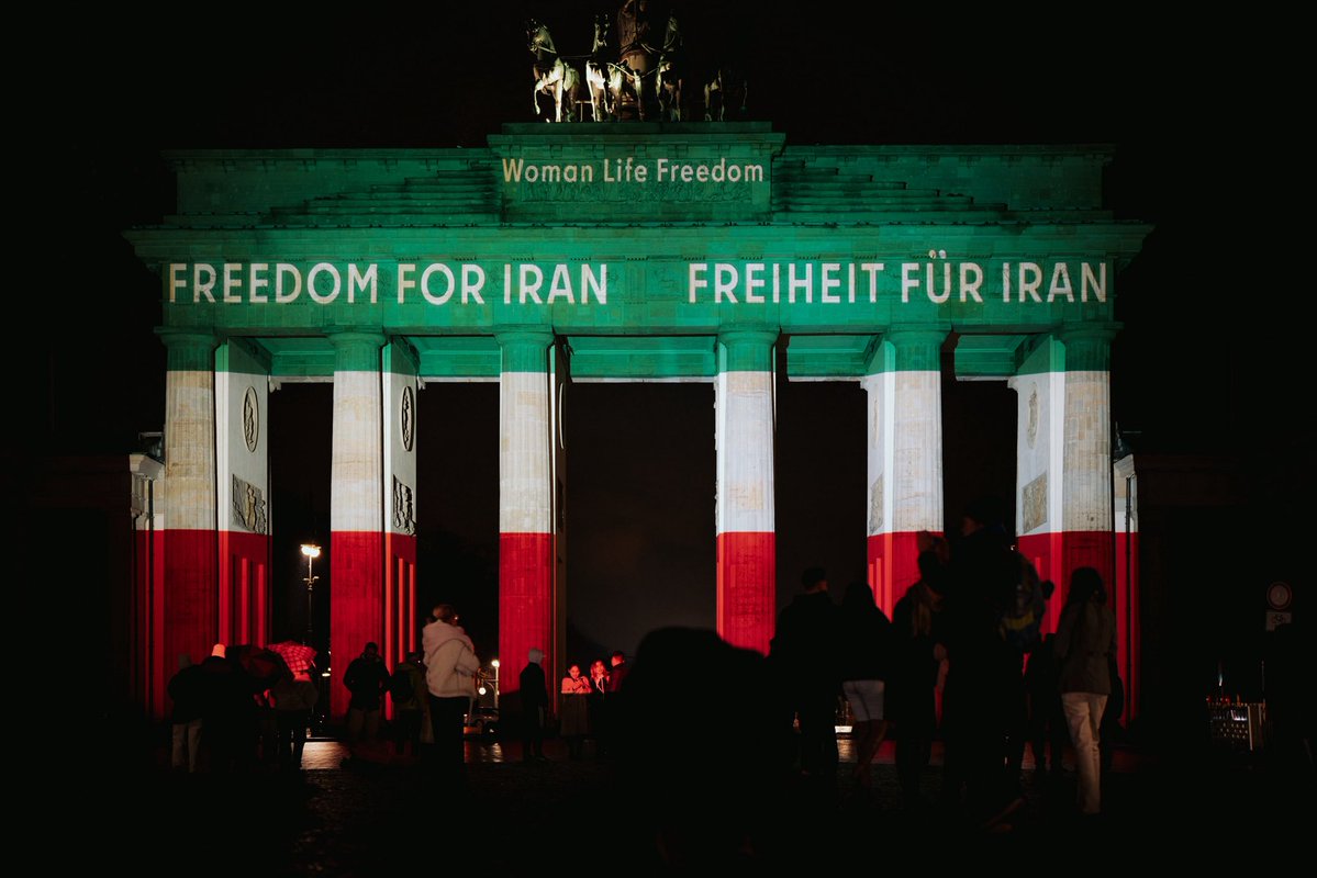 Berlin sendet heute Abend ein sichtbares Zeichen der Solidarität: Das Brandenburger Tor wird mit der Botschaft „Freiheit für Iran / Freedom for Iran“ angestrahlt, um Unterstützung für die Menschen im Iran zu zeigen, die gegen Gewalt &amp; für grundlegende Rechte auf die Straße gehen.
