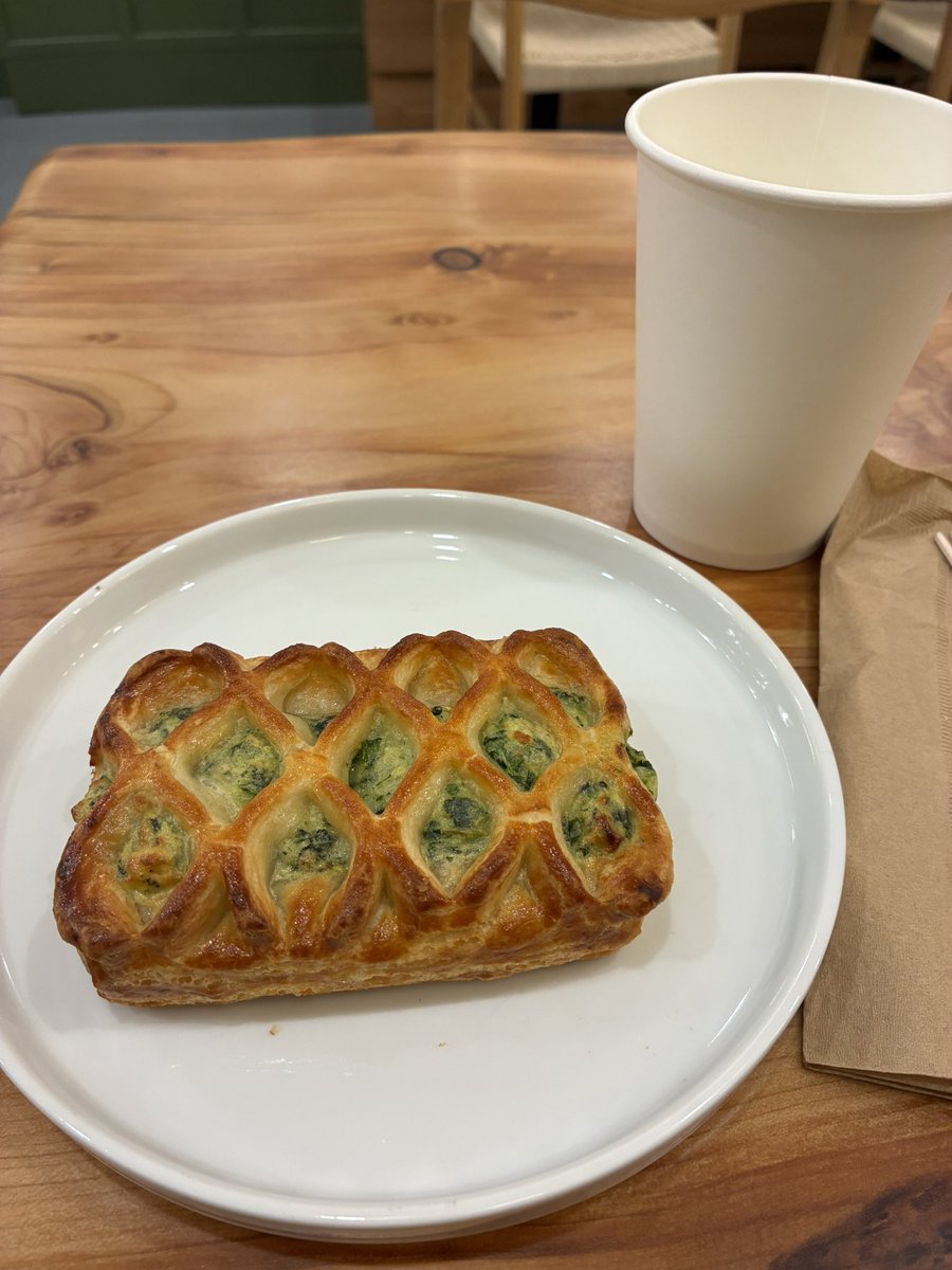 KitsshinoH's tweet image. 今朝はジャケットの採寸でDT寄ってから出勤。久々に食べても湿疹が出ないほうれん草とフェタチーズのパイ食べて、これから電車に乗る。

今日は仕事の後、帯状疱疹予防接種まで1時間あるので、リッチモンドセンターで落ち着いて勉強出来る場所のアイディア募集中です♪