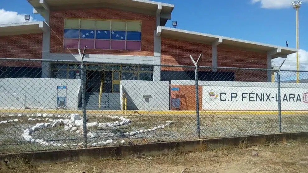 oveprisiones's tweet photo. Edicson Gabriel Gil Pimentel, de 26 años, falleció el #11Feb en la Comunidad Penitenciaria Fénix, en el estado Lara.

Su muerte fue consecuencia de una infección intestinal que, en circunstancias normales, podría haberse evitado con atención médica oportuna y especializada. 

Sin embargo, la crisis humanitaria en el sistema penitenciario venezolano, marcada por el hambre, la desnutrición, la falta de agua potable y la ausencia de asistencia médica básica, está condenando a la muerte a quienes están bajo custodia del Estado.

Desde @oveprisiones hemos documentado durante 26 años la violación sistemática de los derechos humanos de las personas privadas de libertad en Venezuela, incluyendo carencias graves en alimentación y atención sanitaria que ponen en riesgo sus vidas.

En ese sentido, es importante recordar que en las cárceles venezolanas no existe un menú que cumpla con las ingestas calóricas mínimas, que la dieta se basa en harinas y granos sin proteínas, y que el suministro de agua potable es insuficiente. 

Estas condiciones, sumadas a la negligencia médica y la falta de recursos sanitarios, generan un entorno en el que enfermedades y complicaciones de salud son comunes entre la población reclusa.

La responsabilidad del Estado venezolano por la vida y salud de las personas bajo su custodia es clara, y cada caso fatal como el de Edicson Gabriel se está documentando y llevando ante instancias internacionales con el objetivo de exigir justicia y un cambio estructural en el sistema penitenciario.