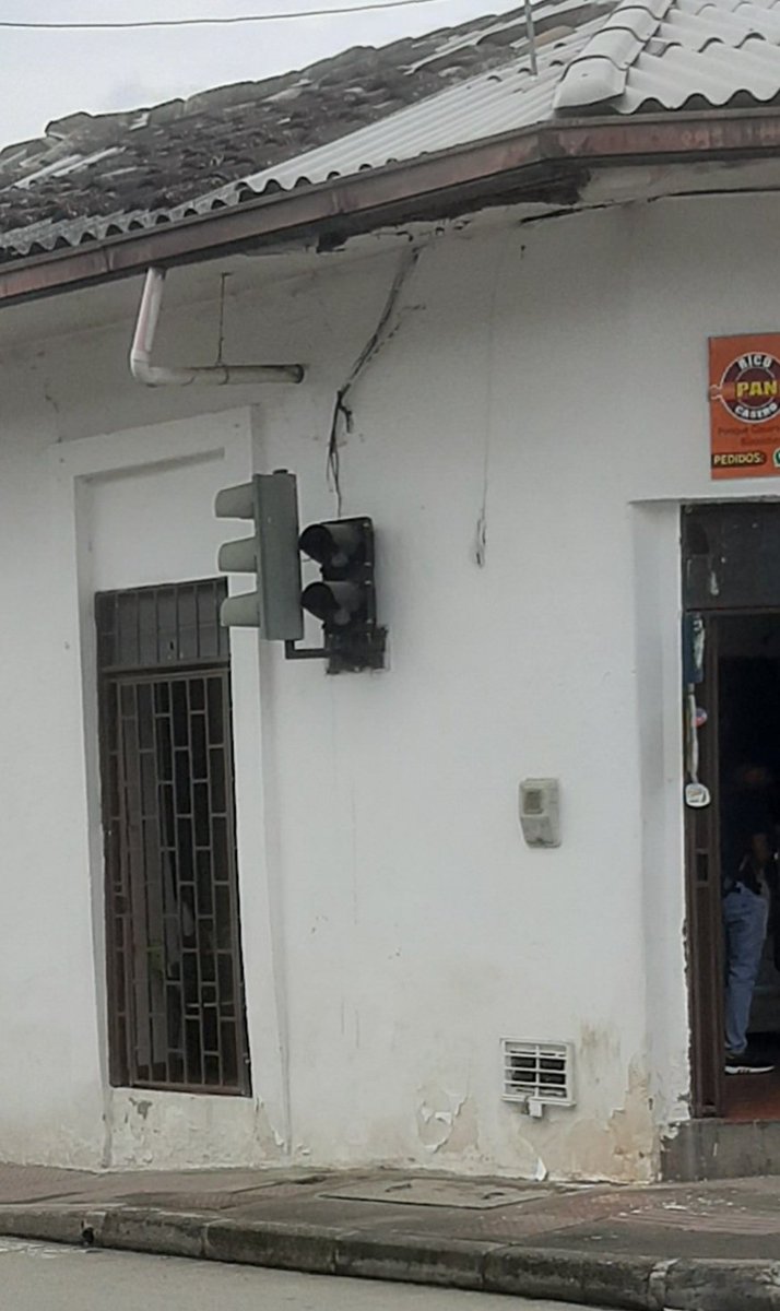 Semáforos de la cra 8 con calle 8,llevan varios días apagados cerca al centro histórico de <a href="/PopayanCO/">popayanco</a> 
<a href="/AlcaldiaPopayan/">Alcaldía de Popayán</a> 
<a href="/PopayanTW/">Twiteros de Popayán</a> 
<a href="/TransitoPopayan/">Tránsito Popayán</a>