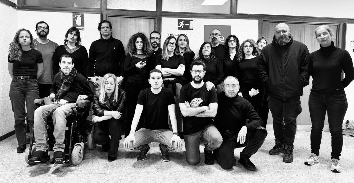 lvallescusi's tweet photo. Uno de los grandes referentes de RNE -por lo menos para mí- me dijo: “siempre hay que respetar al oyente. Son para quienes trabajamos”. A día de hoy, desgraciadamente, esto se cumple a medias. Por eso, es un día agridulce
#DíaMundialDeLaRadio
#ViernesNegros
#SalvemosRNE https://t.co/HGDdSF4kVX