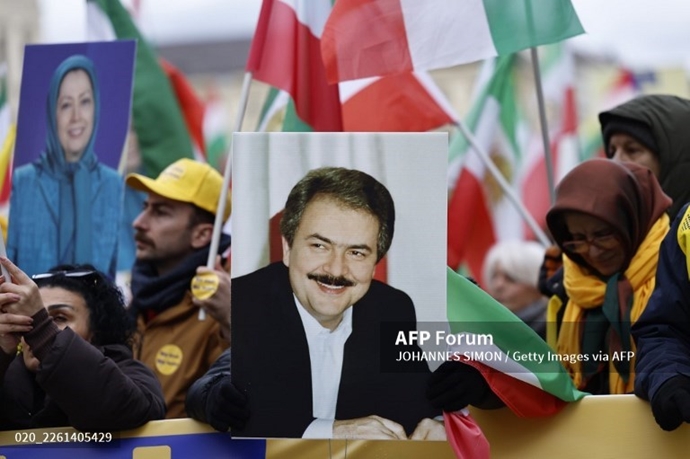 PMOIRAN's tweet photo. 🟧بازتاب خبرگزاری فرانسه از تظاهرات ایرانیان آزاده و یاران شورشگر در مونیخ با شعار #نه_شاه_نه_شیخ  همزمان با کنفرانس امنیتی #مونیخ https://t.co/VhjCsYfS2t