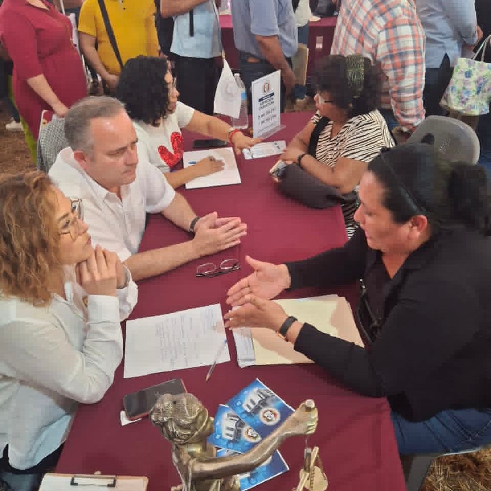 En la ranchería León Zárate 1ra, del municipio de Comalcalco, el gobernador Javier May Rodríguez, encabezó las Jornada de Atención al Pueblo en Territorio, acercando servicios y trámites gubernamentales a la población de manera directa y sin intermediarios.
Siguiendo este
