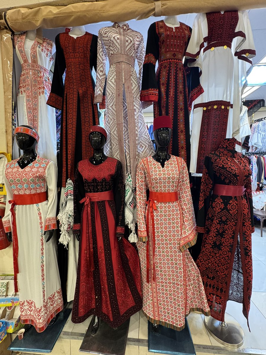 ドバイのグローバルビレッジ、中東各国の民族衣装が販売してるので