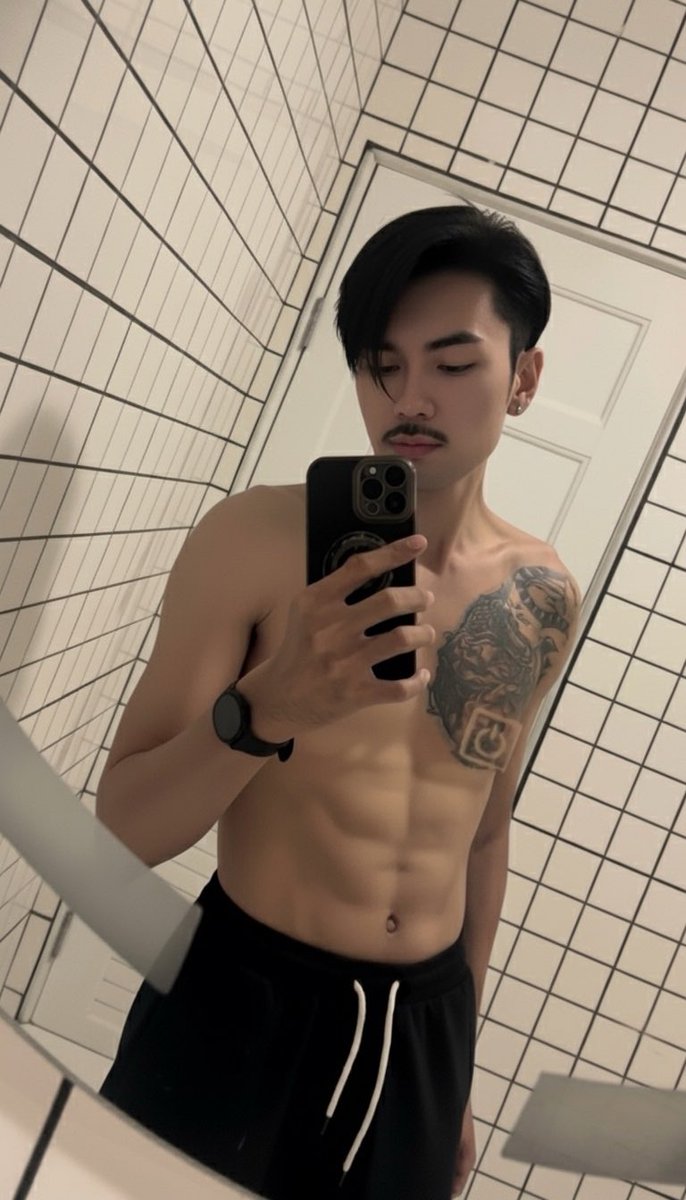 หล่อเลือกได้ รวยเลือกก่อน
ผมไม่มีทั้งสองอย่างขออยู่เงียบๆดีกว่า.
