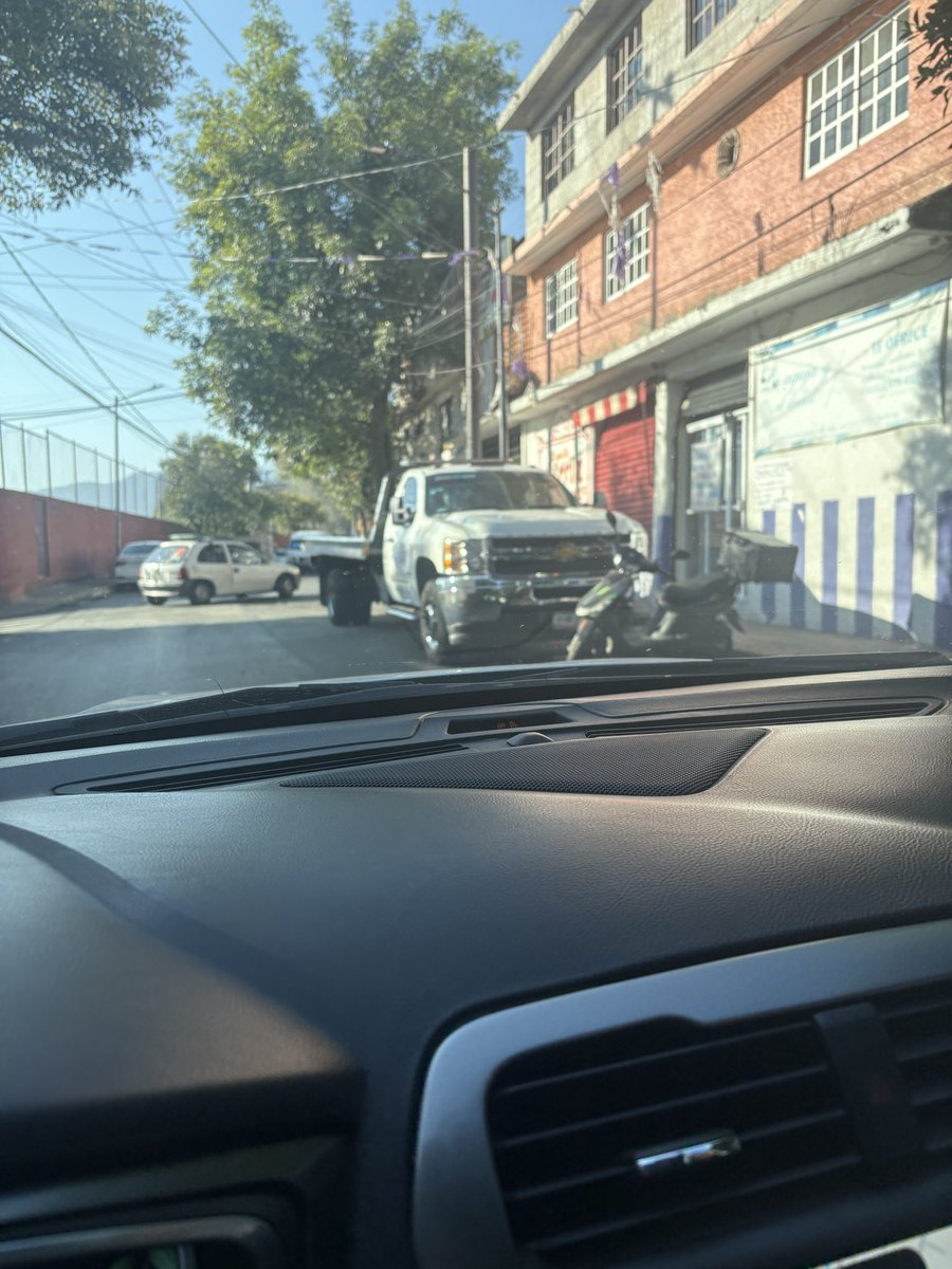 RioverdeVyvyan's tweet photo. @cuajimalpa_gob @UCS_GCDMX Está grúa está desde ayer estacionada sobre Castillo Ledon esq Adolfo López Mateos, en la esquina para estorbar más. https://t.co/APaLULOJFY