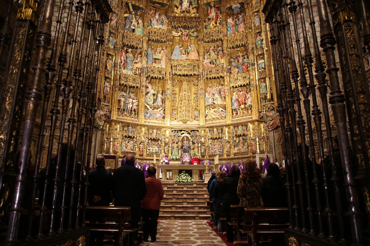 DelegGobCLM's tweet photo. 🤍 El delegado del Gobierno de España en Castilla-La Mancha, @jpablosabrido ha asistido a la misa solemne en la Catedral de Toledo, en memoria de las víctimas del accidente de tren de #Adamuz
Oficiada por el arzobispo, Francisco Cerro Chaves
Con #FCSE en la #CatedralPrimada https://t.co/Ufh3UU7XzU