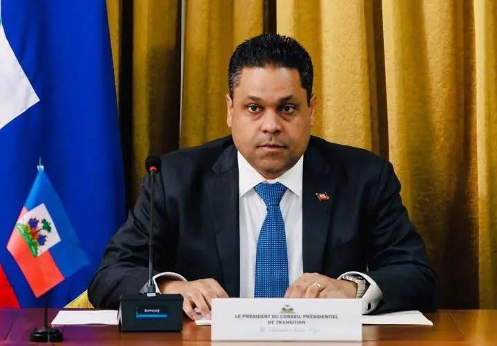 Si Laurent Saint-Cyr pat kanpe an patriyòt anfas malveyan, lè Konsa Vivansanm tap inn anndan patisri a.
Pi bon bagay ki te ka rive anndan KPT montana a se lè 3 entèlijan yo t al kase bra DG BNC a.
Lè Konsa kapital la tap still anba dife ak koute zam teworis yo.
Ki tap mele yo?