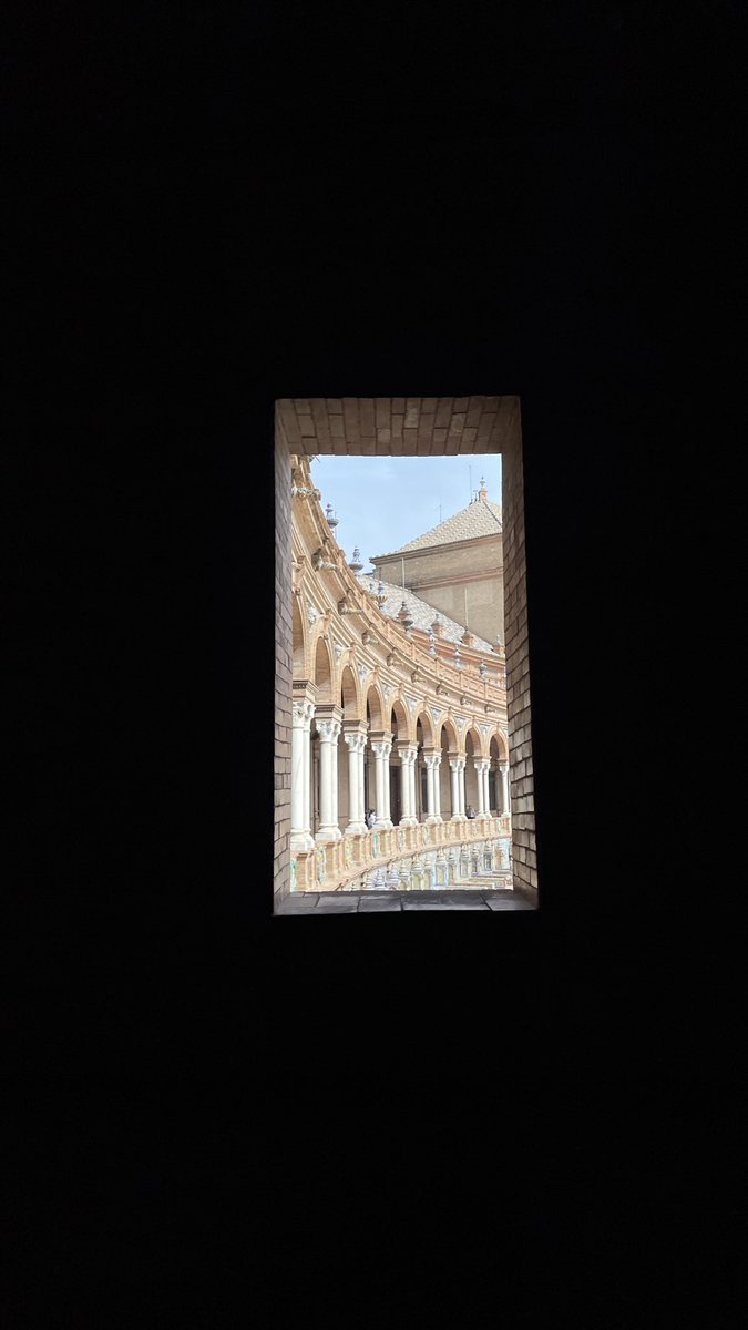 작은 틈으로 세상을 다시 담을 때 찌릿짜릿함