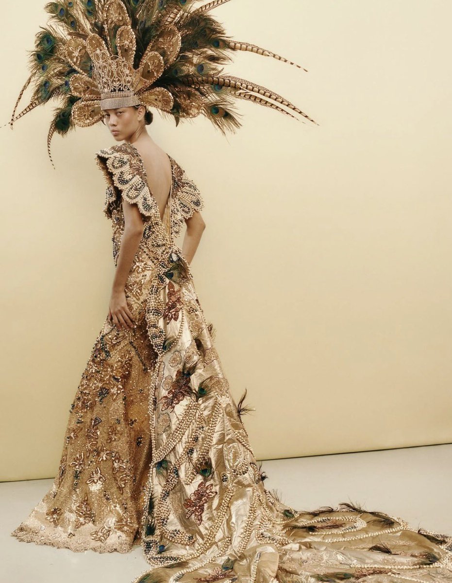 WonderMafe's tweet image. Vogue Latinoamérica publicó una editorial sobre el Carnaval de Barranquilla con los vestidos de coronación de reinas como Maribel Fernández de Castro, Silvia Tcherassi, Marcela García y muchas más 🥹👑

fotos por Brian Rodríguez, dir creativa por Gabriella Jaramillo Char ✨