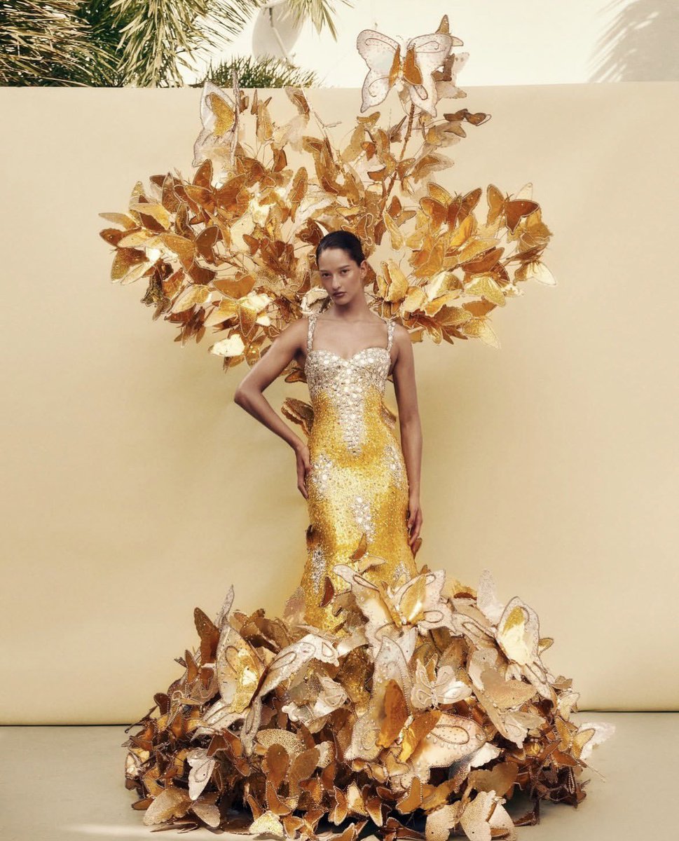 WonderMafe's tweet image. Vogue Latinoamérica publicó una editorial sobre el Carnaval de Barranquilla con los vestidos de coronación de reinas como Maribel Fernández de Castro, Silvia Tcherassi, Marcela García y muchas más 🥹👑

fotos por Brian Rodríguez, dir creativa por Gabriella Jaramillo Char ✨