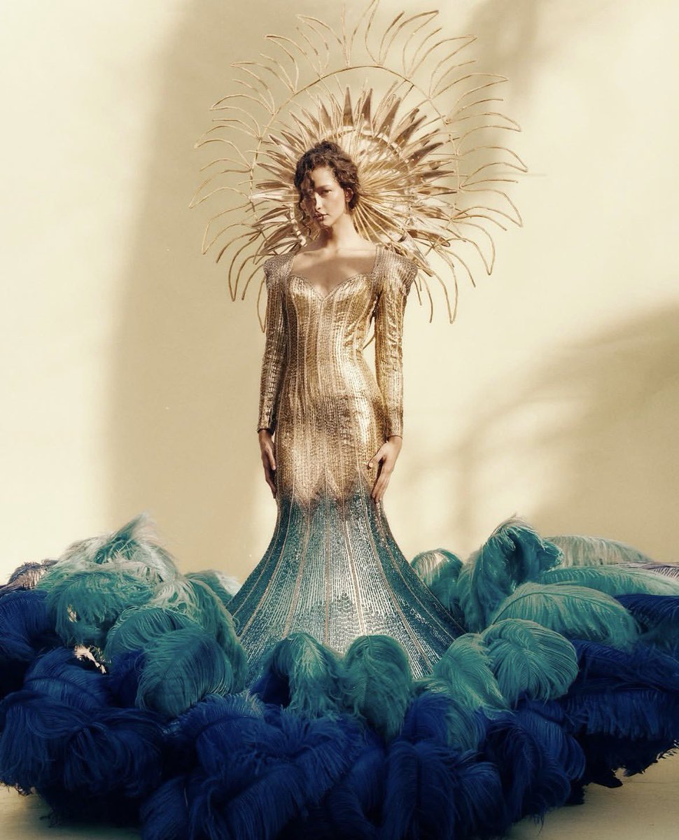 WonderMafe's tweet image. Vogue Latinoamérica publicó una editorial sobre el Carnaval de Barranquilla con los vestidos de coronación de reinas como Maribel Fernández de Castro, Silvia Tcherassi, Marcela García y muchas más 🥹👑

fotos por Brian Rodríguez, dir creativa por Gabriella Jaramillo Char ✨