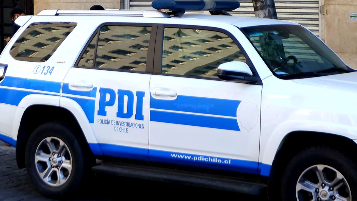 Detectives de la Brigada de Investigación Criminal #Temuco detuvieron a una mujer por el delito de porte ilegal de arma cortopunzante. La involucrada fue sorprendida ingresando esta especie al interior de un bolso cuando pasaba por el control de escáner de la Fiscalía Local.